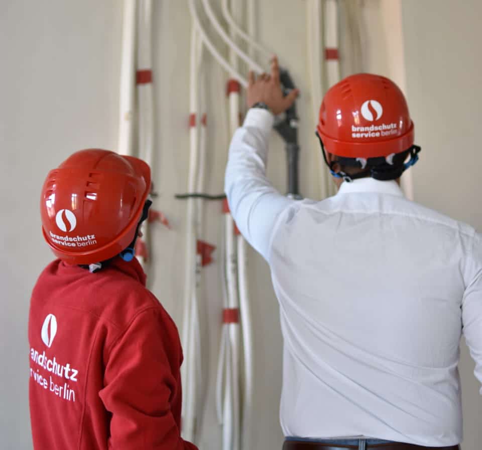 Kabel- und Rohrabschottungen in einem Berliner Gebäude durch Brandschutz Service Berlin
