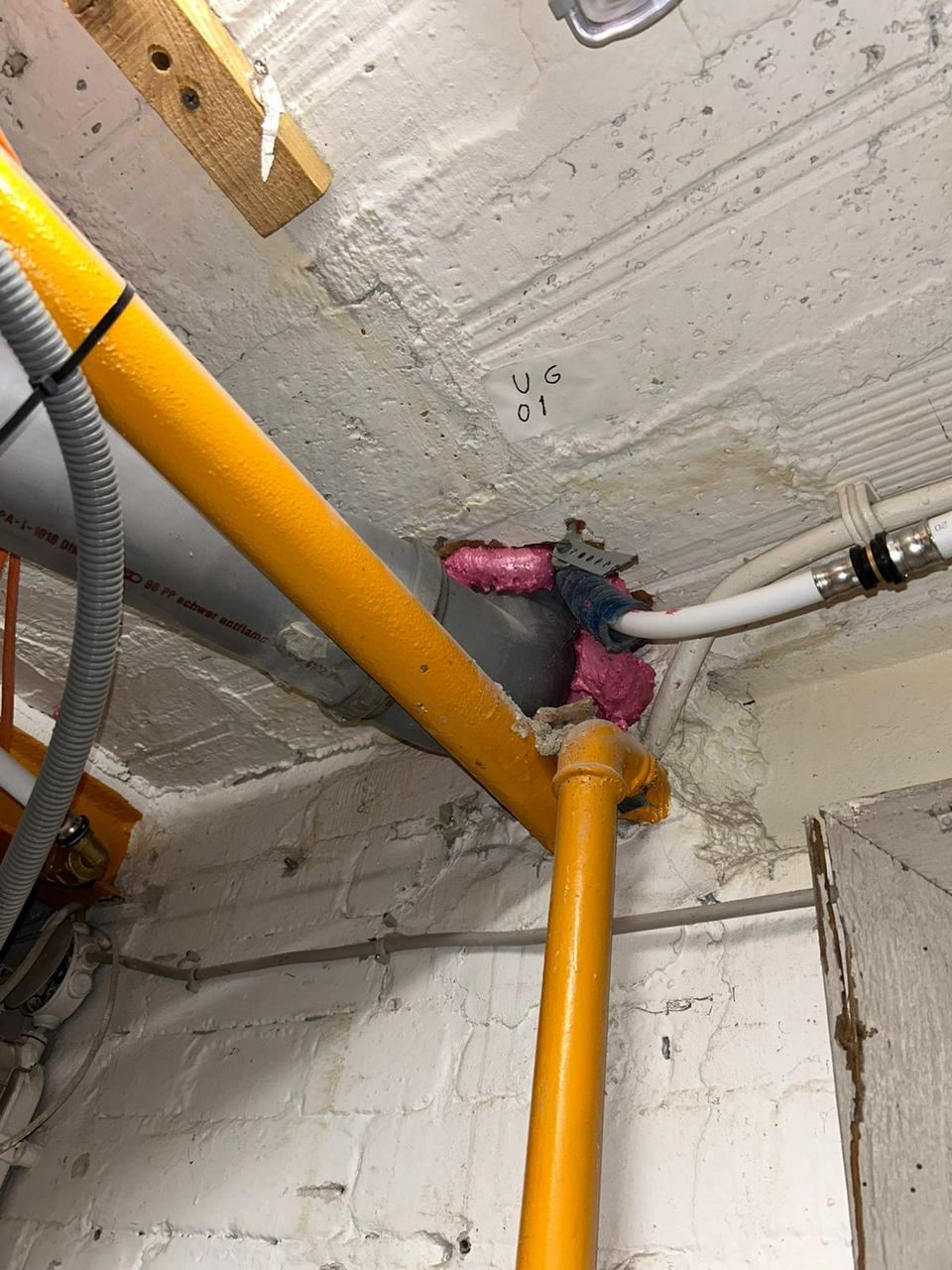 Offene Rohrdurchführung im Keller vor der Rohrabschottung
