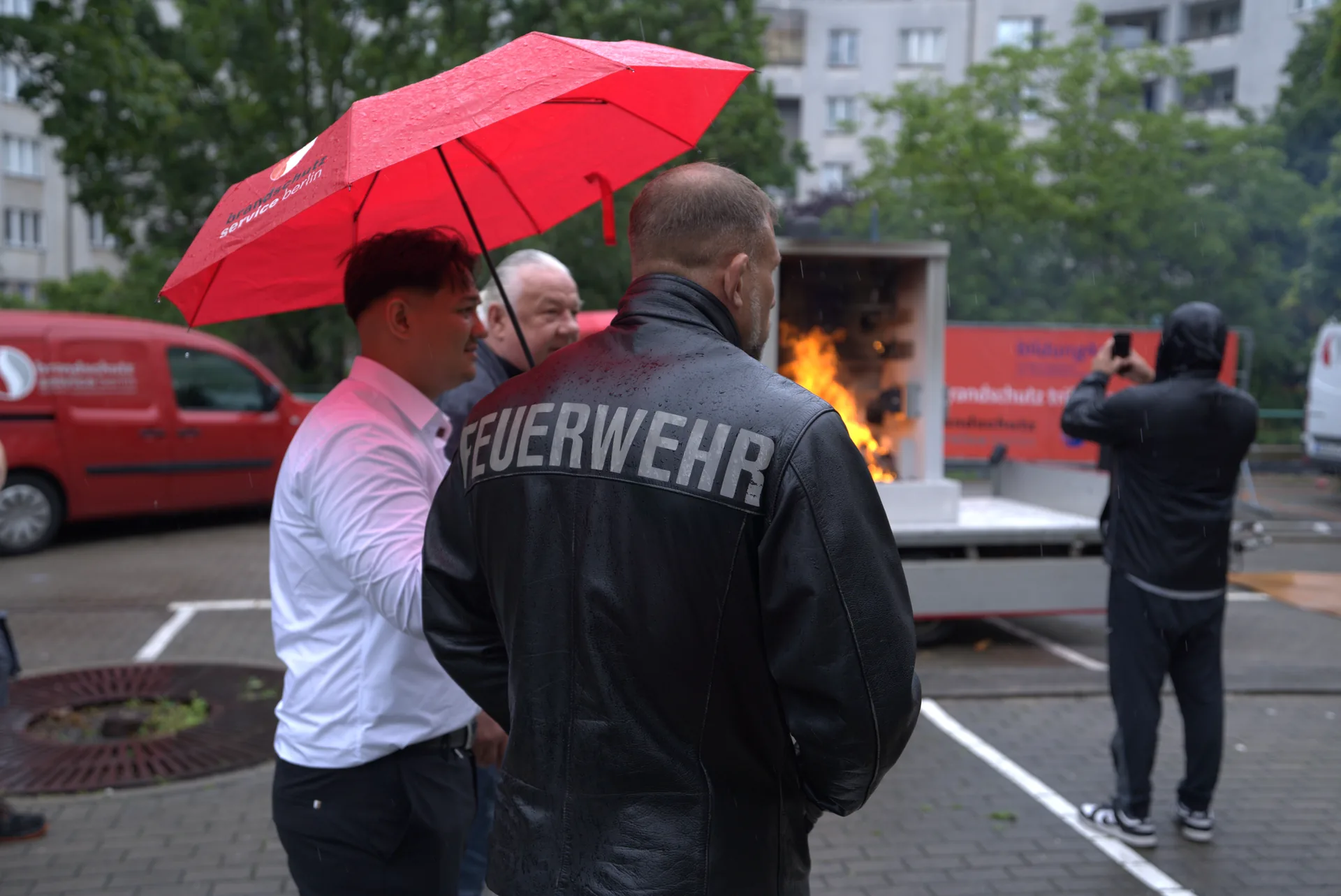 Steven Eschner bei einer Live-Brandschutz-Vorführung gemeinsam mit der Berliner Feuerwehr