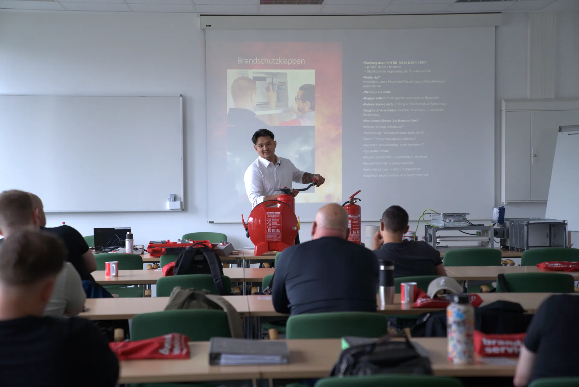 Steven Eschner bei einem Seminar zu Brandschutzklappen an der Handwerkskammer Berlin