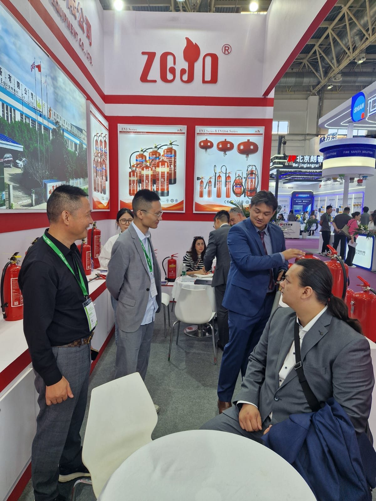 Steven Eschner im Fachgespraech am Herstellerstand auf der China Fire 2025 in Peking