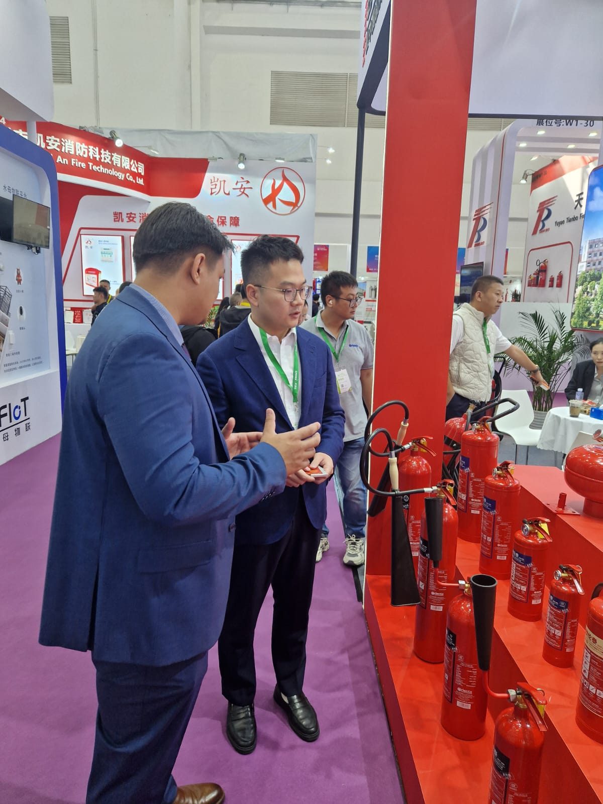 Steven Eschner im Austausch mit einem Hersteller auf der China Fire 2025 in Peking