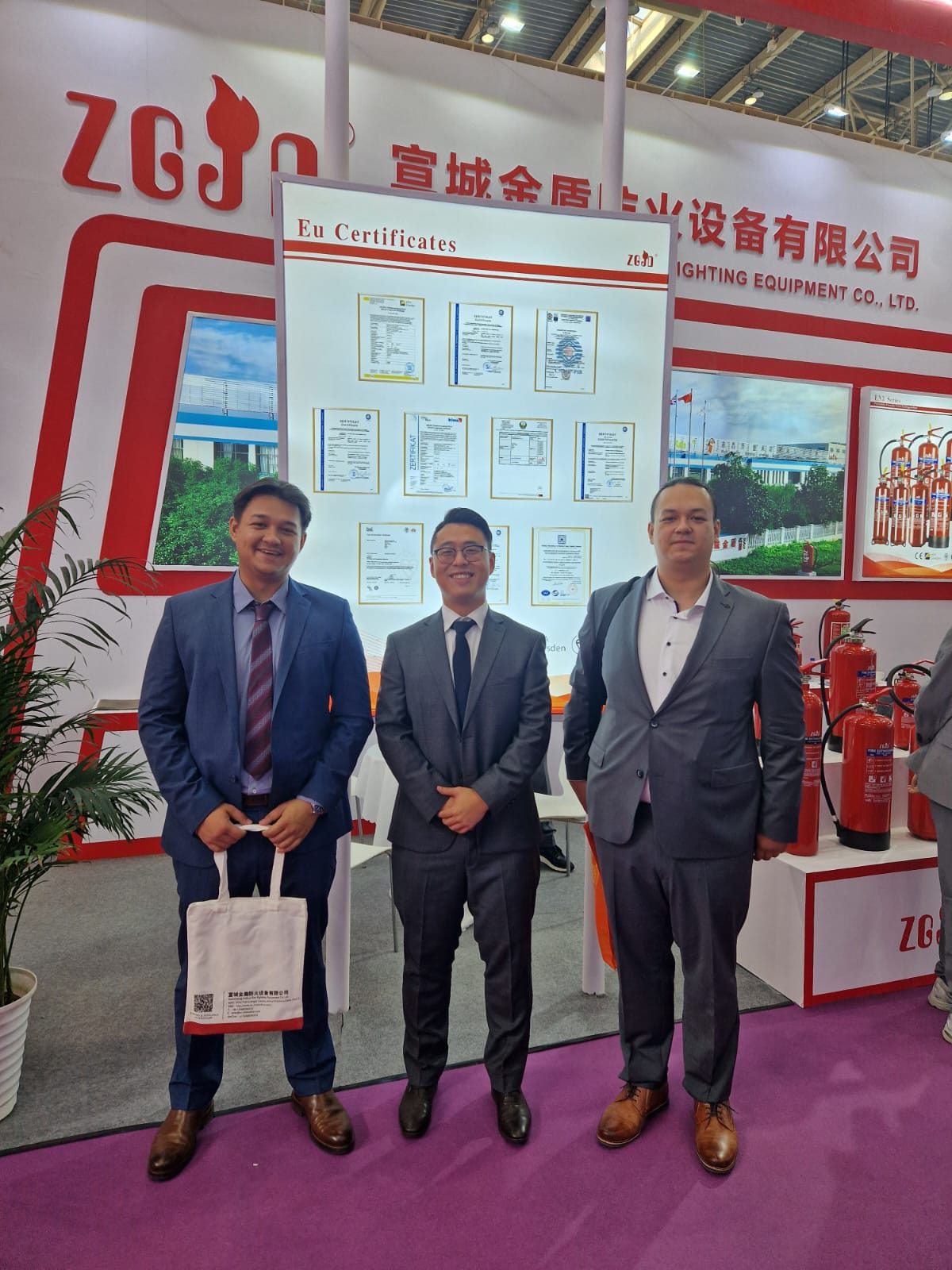 Steven Eschner mit Vertretern des Herstellers Xuancheng Jindun auf der China Fire 2025 in Peking