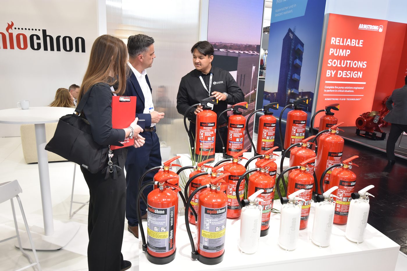 Steven Eschner im Fachgespraech ueber Feuerloescher auf der INTERSCHUTZ 2026