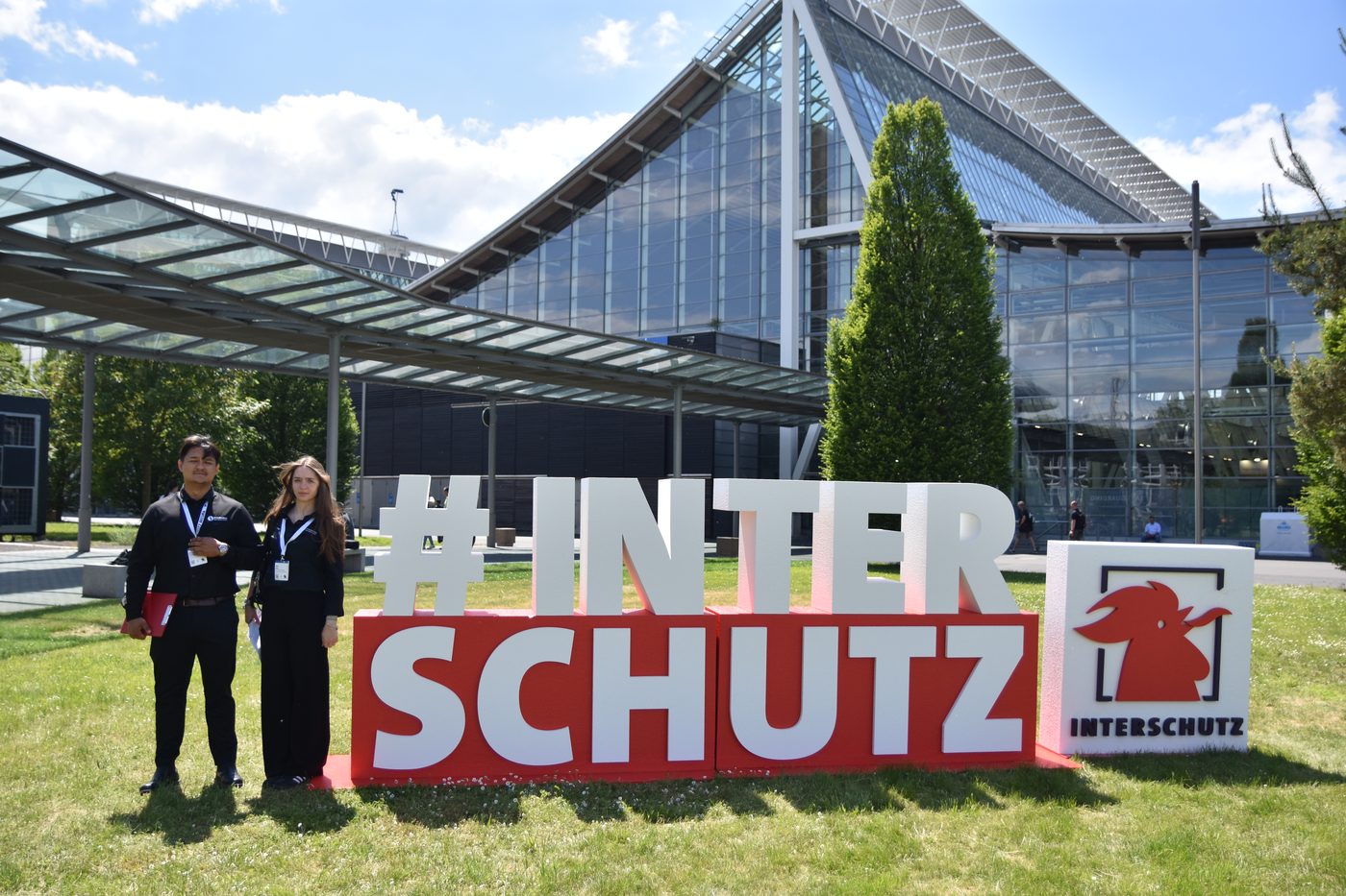 Steven Eschner vor dem #INTERSCHUTZ-Schriftzug auf dem Messegelaende Hannover 2026