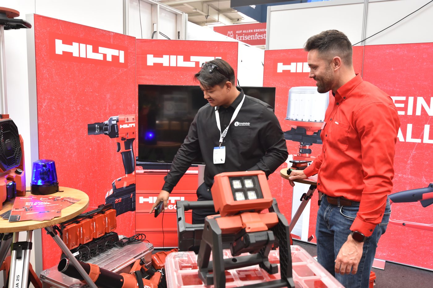 Steven Eschner im Fachgespraech am Stand von Hilti auf der INTERSCHUTZ 2026