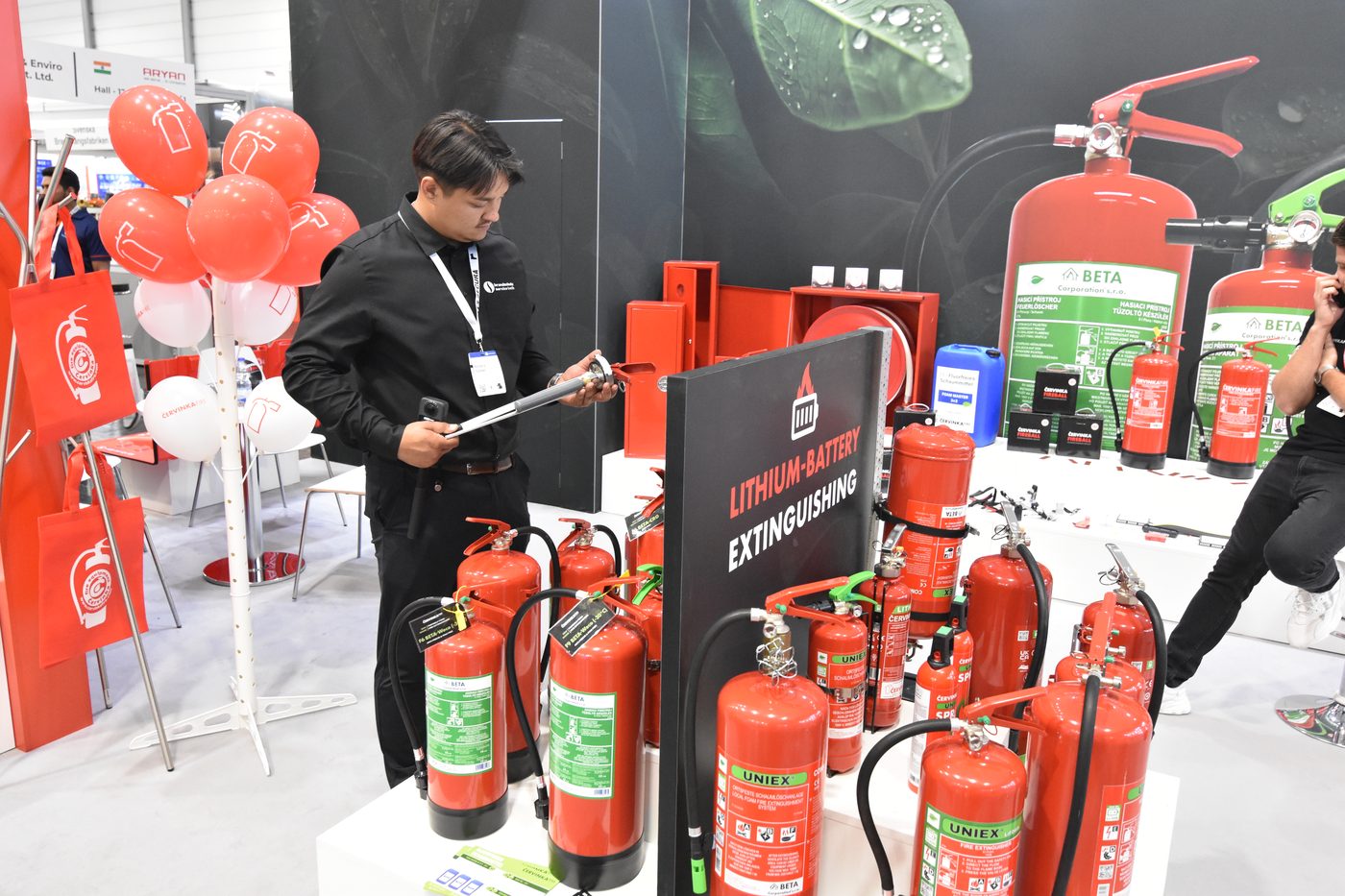Steven Eschner an einem Stand fuer Lithium-Batterie-Loeschtechnik auf der INTERSCHUTZ 2026