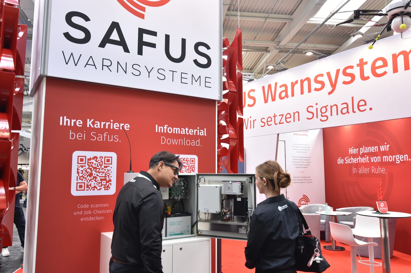 Steven Eschner an einem Stand fuer Warnsysteme auf der INTERSCHUTZ 2026 in Hannover