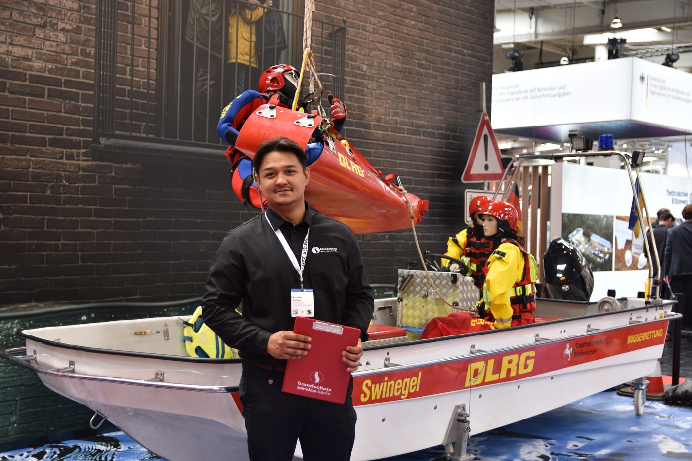 Steven Eschner vor einem Wasserrettungsboot der DLRG auf der INTERSCHUTZ 2026