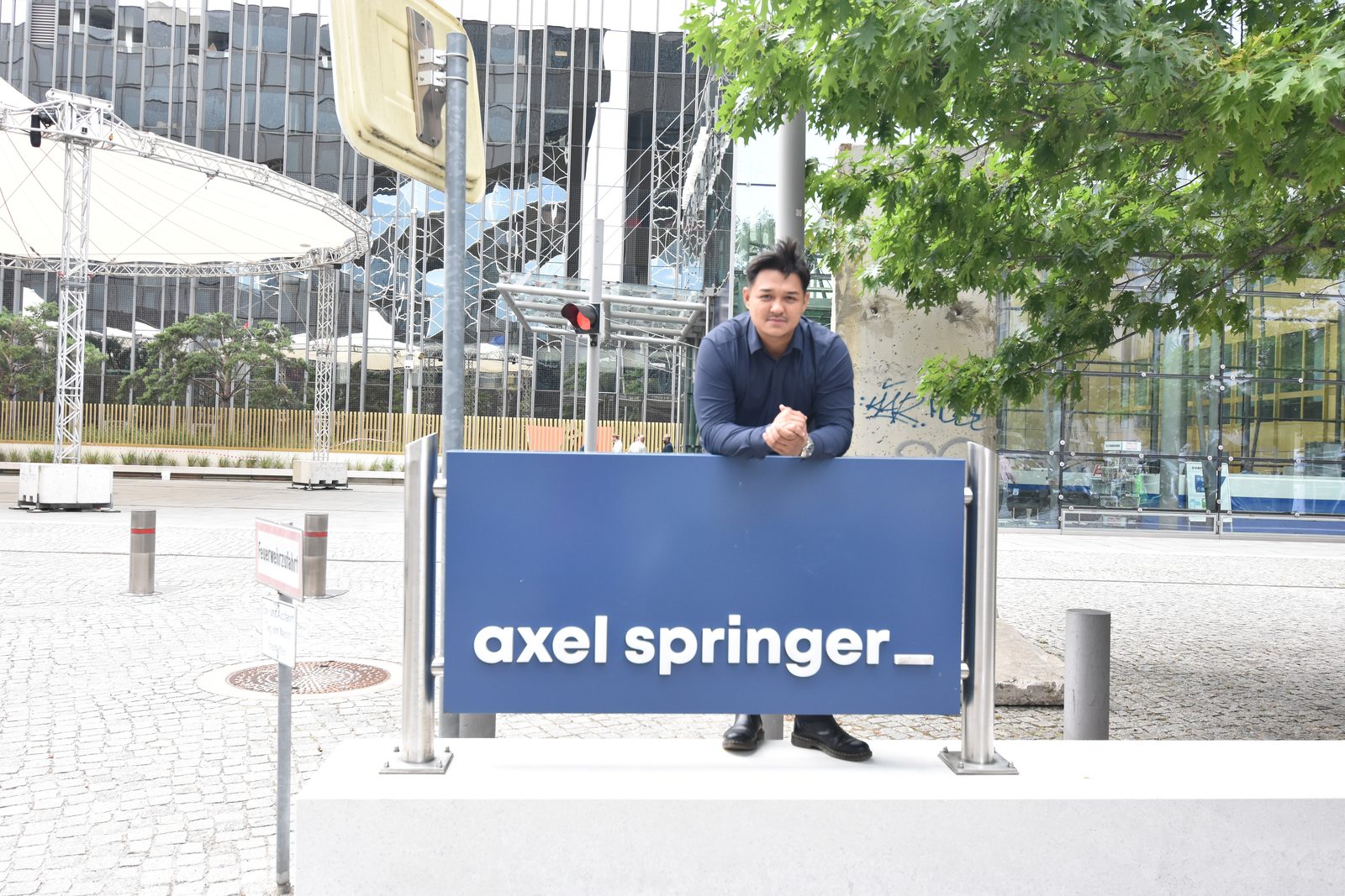 Brandschutzexperte Steven Eschner vor dem Axel-Springer-Gebäude in Berlin