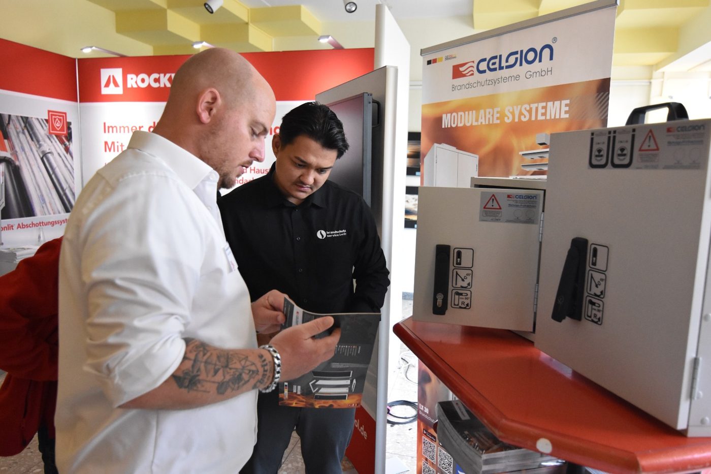 Steven Eschner am Stand von Celsion Brandschutzsysteme beim Brandschutz-Symposium 2026 in Berlin