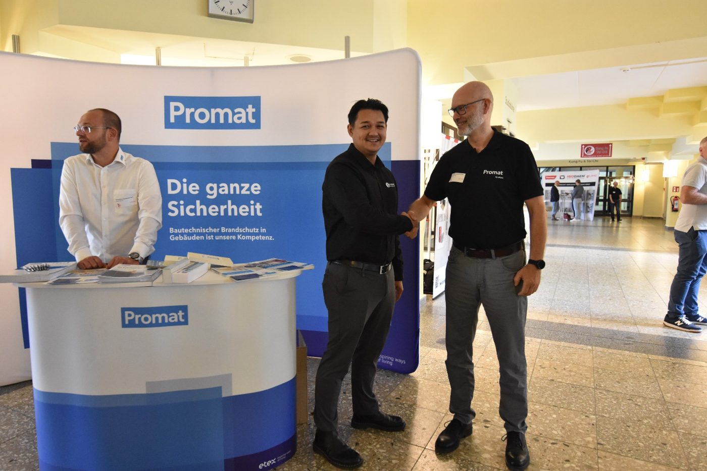 Steven Eschner am Stand von Promat beim Brandschutz-Symposium 2026 in Berlin