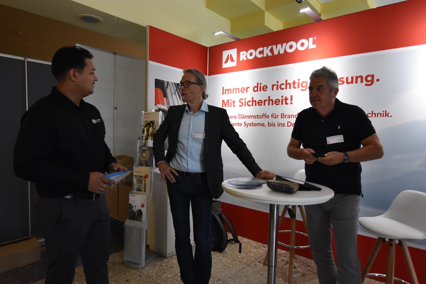 Steven Eschner im Fachgespräch am Stand von Rockwool beim Brandschutz-Symposium 2026 in Berlin
