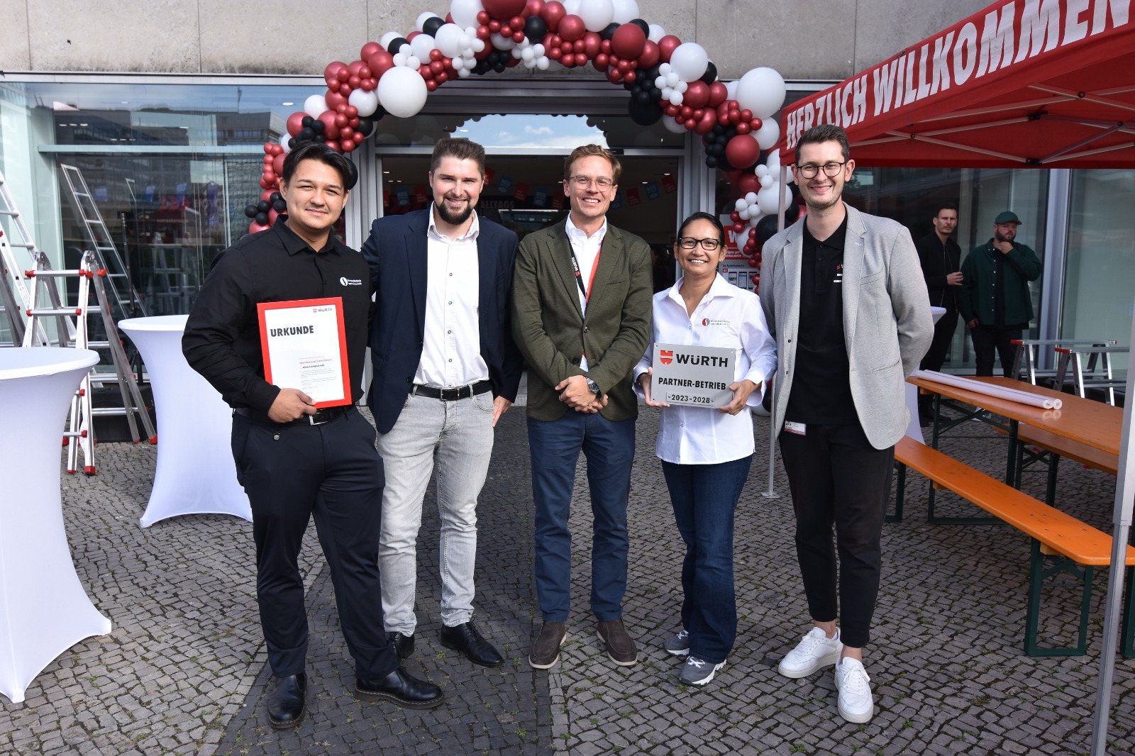 Übergabe von Urkunde und Würth-Partnerschild an das Team von Brandschutz Service Berlin